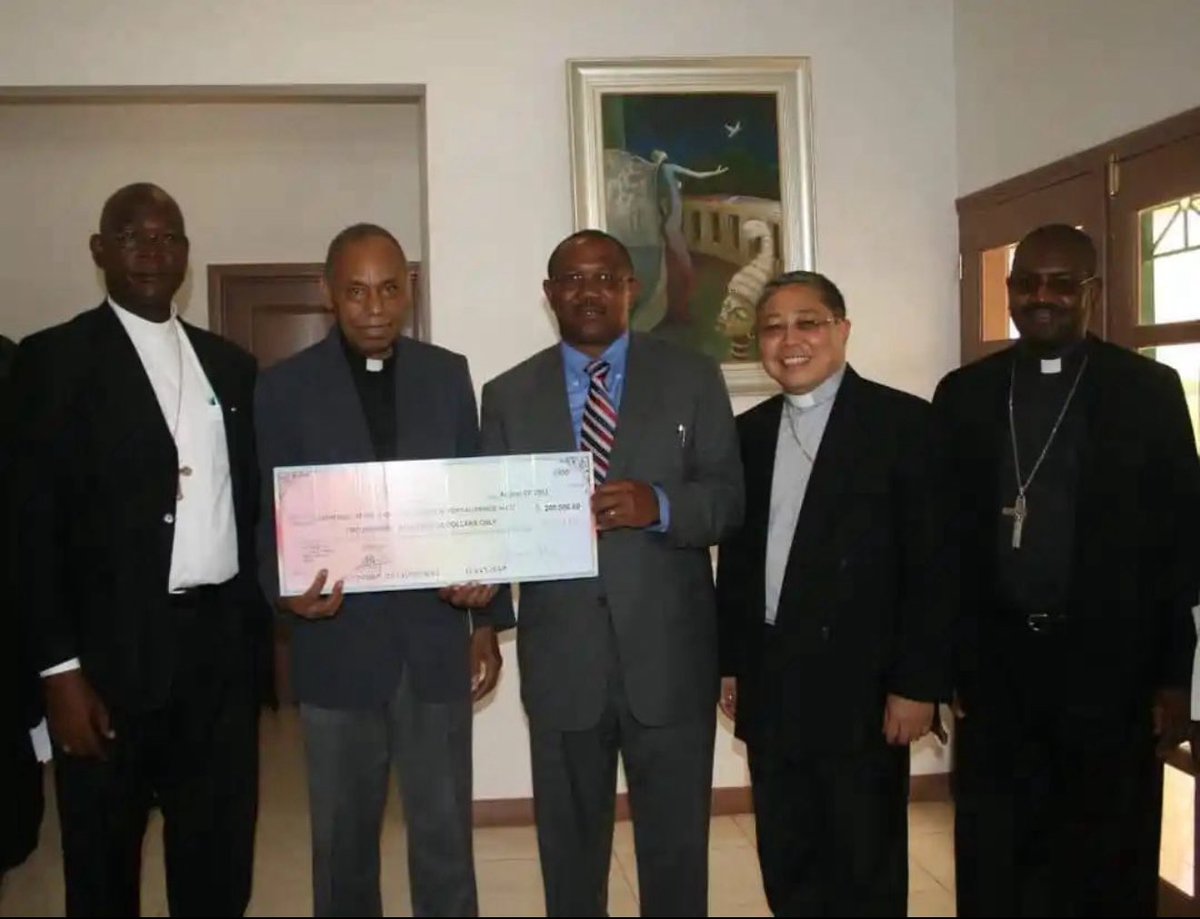 DiamondJaunty19's tweet photo. @PeterObi No be you be this? In Haiti in 2010 where you donated Anambra money to rebuild a country whose people never knew Obi of Onitsha. You took this action during the 13-month doctors’ strike that paralysed healthcare in your State.
Have you ever practised what you preach? 🤡 https://t.co/BfwJ9GT71I