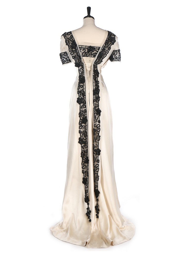 Evening dress, 1912. Kerry Taylor Auctions.