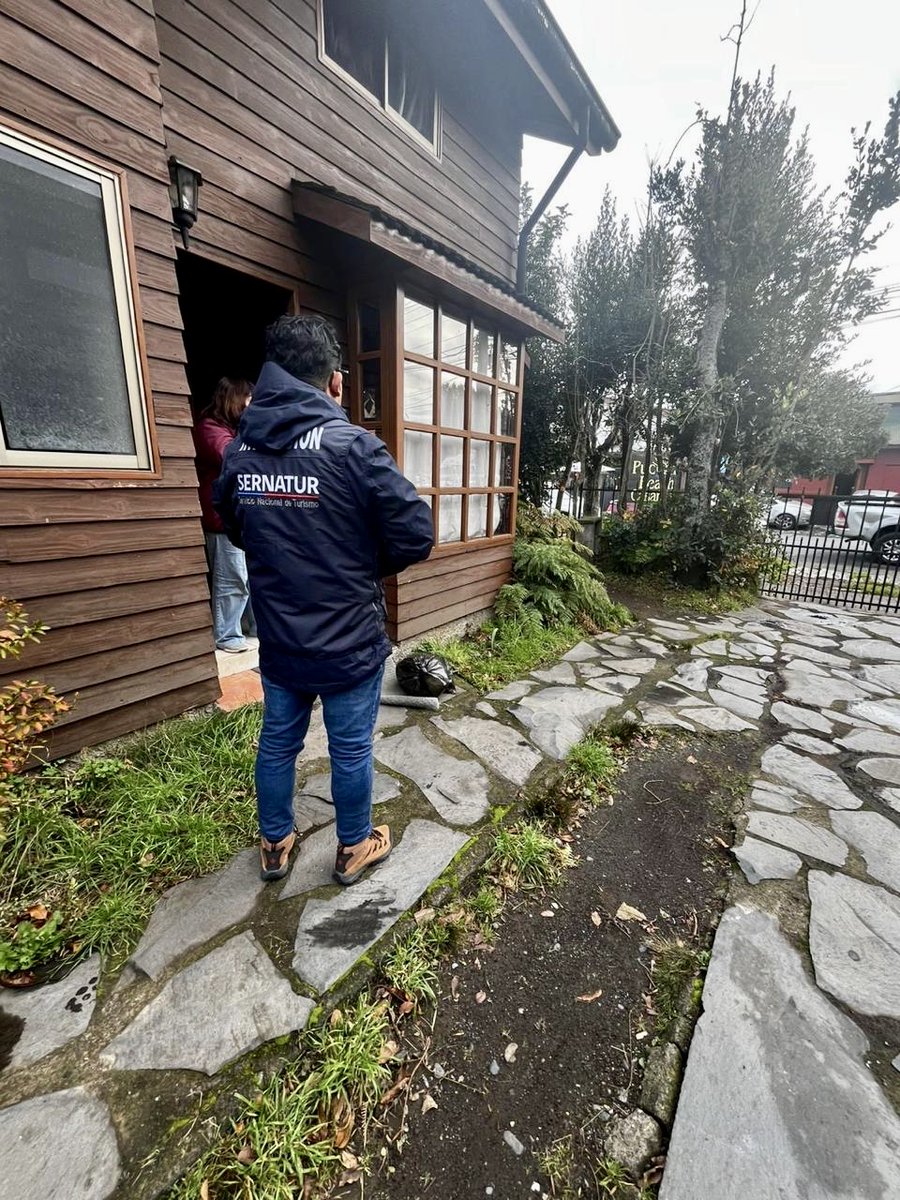 📌 Sernatur Araucanía en alianza con el departamento de turismo de la Municipalidad de Pucón 🫱🏻‍🫲🏼 realizaron un operativo conjunto visitando a prestadores de alojamiento turístico de la comuna, con el objetivo de promover la oferta turística formal✅.