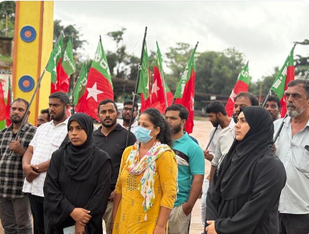 ಪುತ್ತೂರಿನಲ್ಲಿ ಬಿಜೆಪಿ ನಾಯಕನ ಮಗನಿಂದ ನಡೆದ ಅತ್ಯಾಚಾರವನ್ನು ಖಂಡಿಸಿ, ನ್ಯಾಯಕ್ಕಾಗಿ ಆಗ್ರಹಿಸಿ  SDPI ಹಮ್ಮಿಕೊಂಡ ಪ್ರತಿಭಟನೆಯಲ್ಲಿ ಸಂತ್ರಸ್ತೆಯ ತಾಯಿ ಭಾಗವಹಿಸಿದ್ದಾರೆ...
ತನ್ನ ಮಗಳ ನ್ಯಾಯಕ್ಕಾಗಿ ಧೈರ್ಯದಿಂದ ಹೋರಾಡುತ್ತಿರುವ ಆ ಅಮ್ಮನೊಂದಿಗೆ SDPI ಸದಾ ಇರುತ್ತದೆ.
#JusticeForVictim #FightingForRights
#WomenByWomen