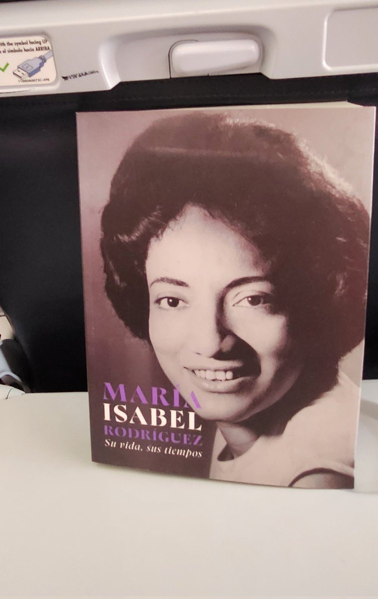 Crónicas de Salvadoreñas Notables: buen momento para iniciar la lectura de  este libro, con un buen ☕️