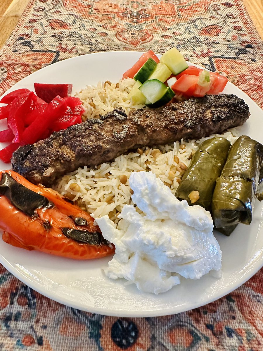 Bigdazw's tweet image. Koobideh kebab with lashings of garlic sauce. I would have grilled them outside on the bbq but it was really windy and we don’t have a great bbq.
Nevertheless they were tasty😊.