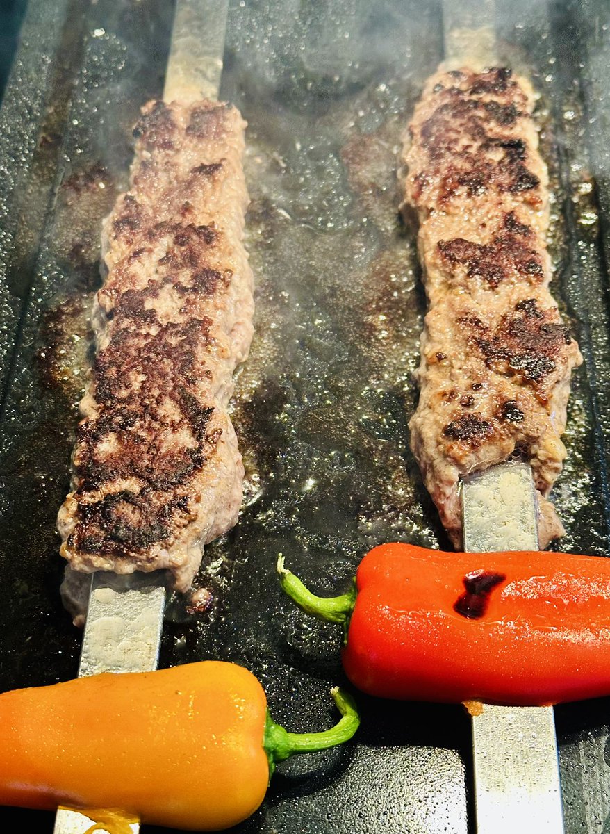 Bigdazw's tweet image. Koobideh kebab with lashings of garlic sauce. I would have grilled them outside on the bbq but it was really windy and we don’t have a great bbq.
Nevertheless they were tasty😊.