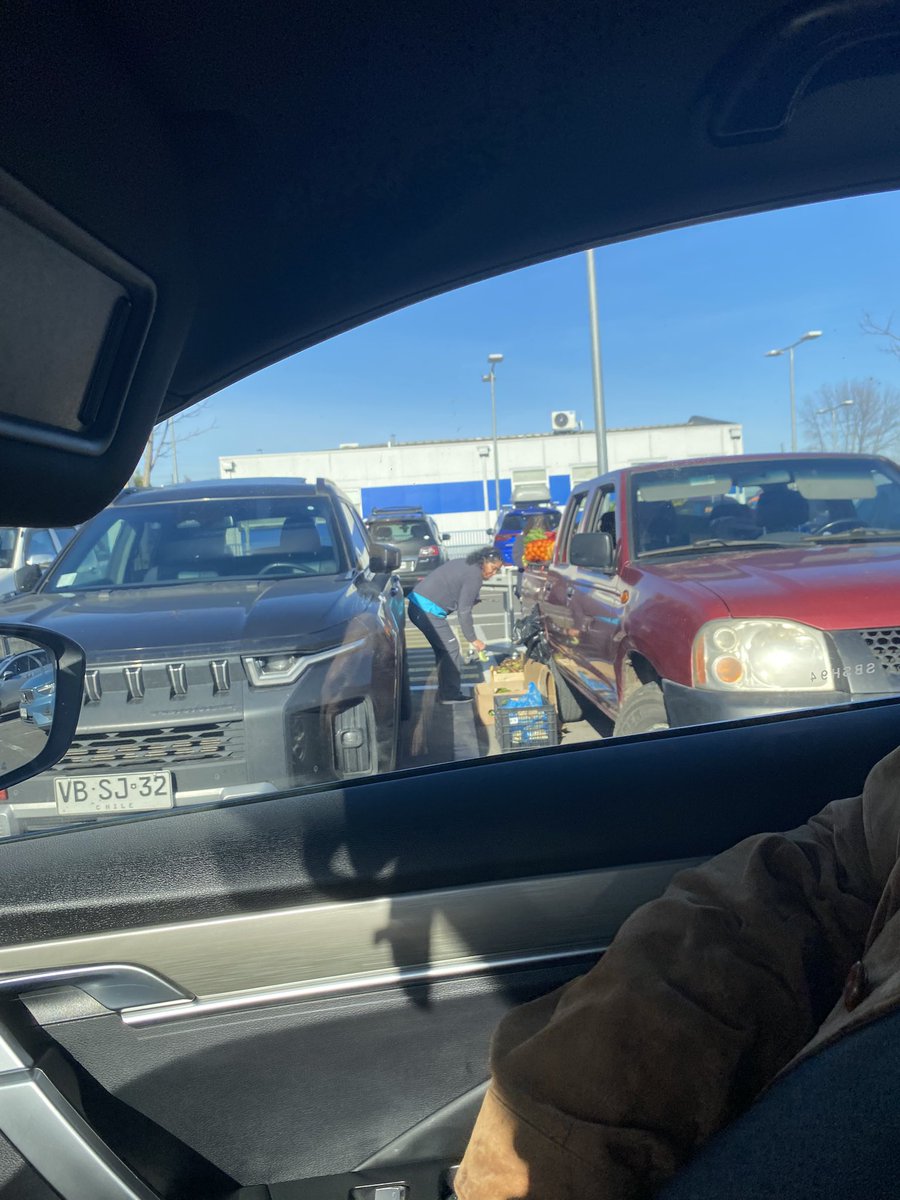 camisama08's tweet photo. @ministeriosalud @seremisalud8 @biobio @hugovarelamora Penco-Lirquen funcionarios comprando frutas y verduras en horario laboral, camioneta ocupando estacionamiento para personas discapacitadas, quien regula y controla y autoriza eso??? https://t.co/wzwr2Nv64y