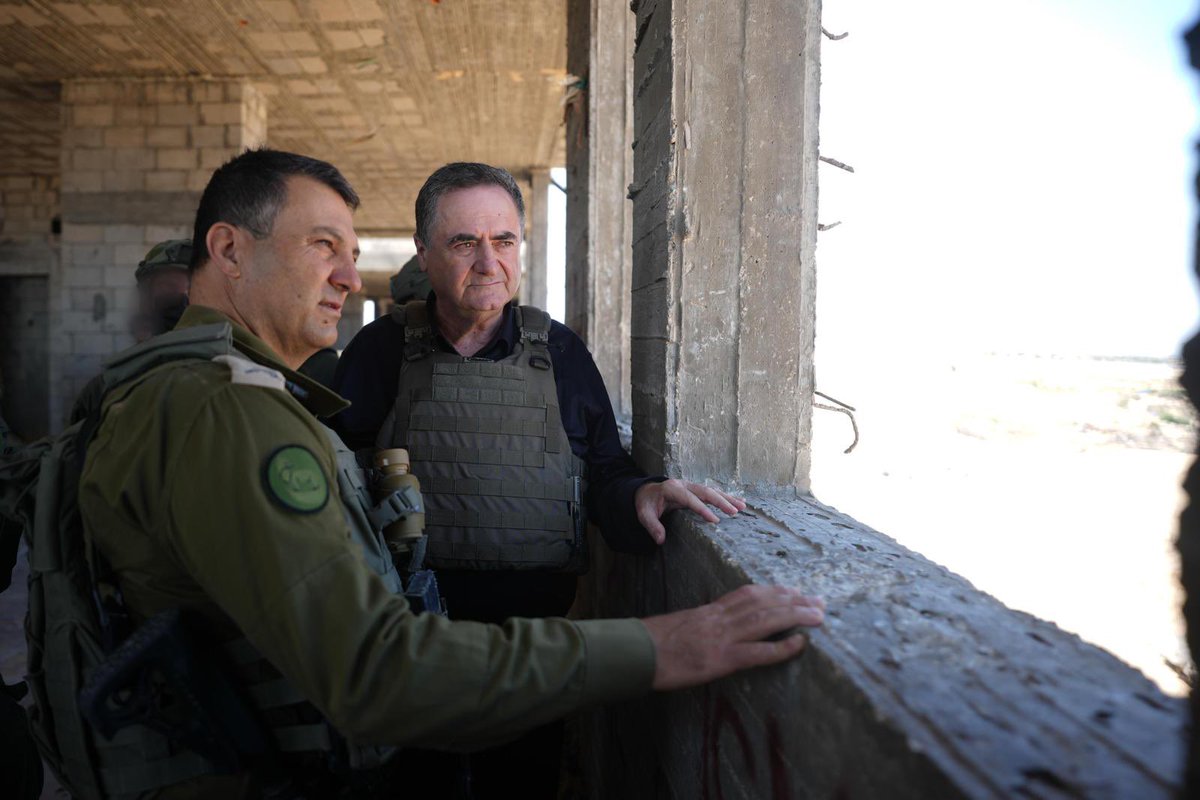 Israel_katz's tweet image. ביקרתי היום ברפיח עם אלוף פיקוד הדרום יניב עשור ומפקד אוגדת עזה ברק חירם ופגשנו בשטח את מפקדי החטיבות והמג"דים במילואים.
קיימנו שיח פתוח וראיתי מקרוב את המסירות והנחישות לצד הקשיים והאתגרים הגדולים.
מפקדים וחיילים גיבורים שנחושים להגן על עמם וכולנו חייבים לחבק אותם ולחוש גאווה…