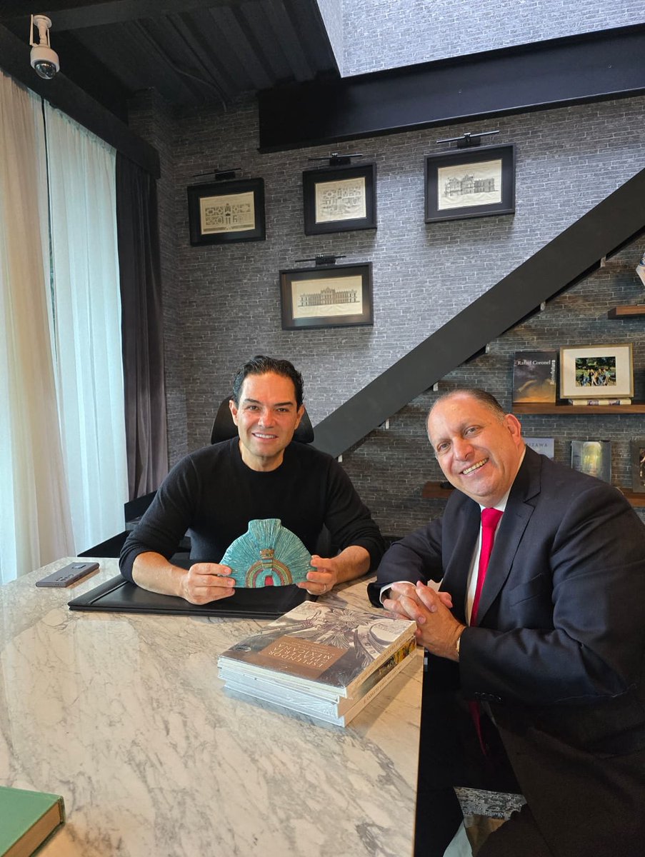 Esta tarde recibí con mucho gusto a mi amigo Antonio Flores, Director de Administración y Finanzas de Morton Subastas, quien me obsequió una réplica del Penacho de Moctezuma.