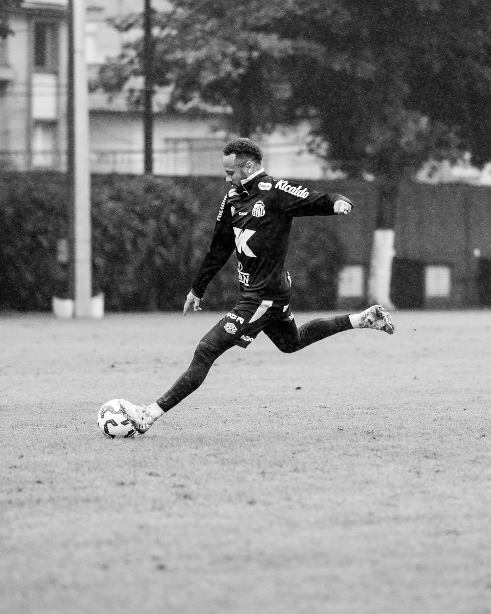 🌧️ ⚽️
Wednesday…

📸 <a href="/agencianrsports/">NR Sports</a> 

#neymar #neymarjr #santosfc #nrsports