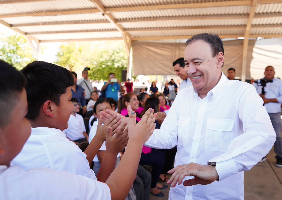 Nuestro gobernador <a href="/AlfonsoDurazo/">Alfonso Durazo</a> ha entregado más de 465 mil becas a estudiantes, como parte del programa más grande en la historia de nuestro estado. 👏🏻

#BecasDurazo