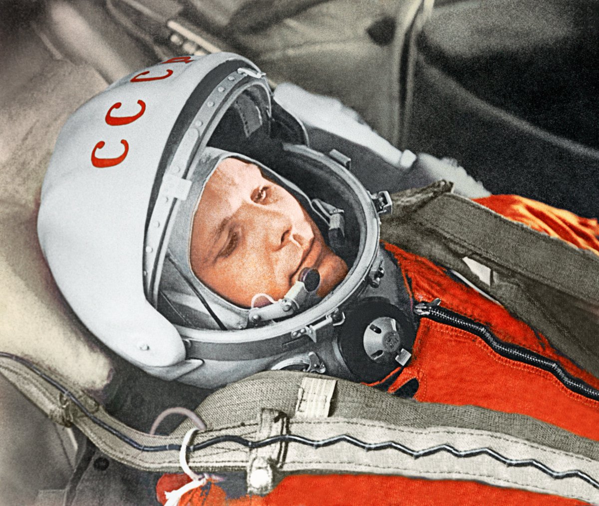 runews's tweet photo. Landing of 'Vostok-1 spacecraft in which Yuri Gagarin orbited the Earth on April 12, 1961. Gagarin ejected from the craft some time before it landed and parachuted safely to Earth. @elonmusk https://t.co/J633UOD0Vc