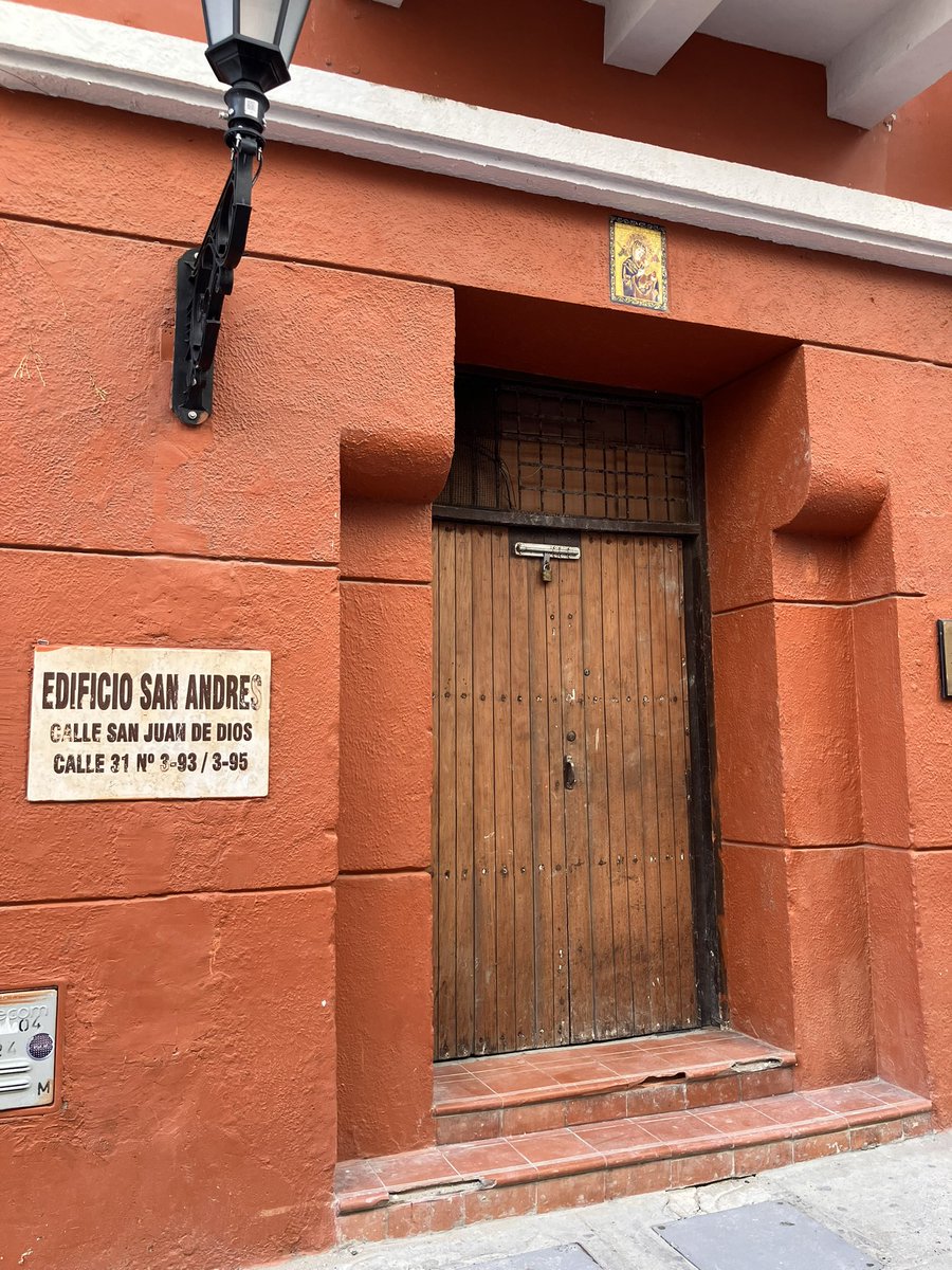 centroctg's tweet photo. Alcalde @dumek_turbay ¿está permitido enllavar a los obreros mientras trabajan? Parece peligroso que ocurra algo inesperado y necesiten salir y tengan candado en la parte exterior de la puerta. Calle San Juan de Dios edificio San Andrés. No tiene licencia a la vista @FiscaliaCol https://t.co/I6bxnP7MUy