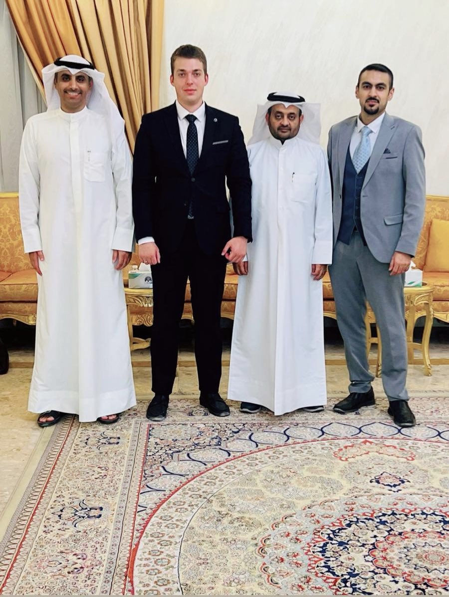 استقبل رئيس الاتحاد د. خالد البراك وفد مهرجان الشباب العالمي في روسيا برئاسةالسيد أندريه جيسكين مستشار إدارة المهرجان والسيد يسر غازي رئيس المركز الدولي في جامعة لومونوسوف موسكو الحكومية وذلك بحضور د. فنيس العجمي مستشار الاتحاد ورئيس الوفد الكويتي المشارك لبحث سبل التعاون المشترك