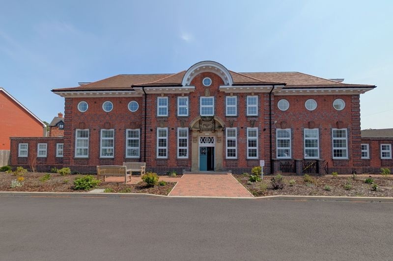 TalktoBowen's tweet photo. Apartment 3 Holbache Court, Oswestry - Asking Price: £159,950. Apartment 3 is a 1-bed ground floor apartment within easy walking distance of the centre of Oswestry. Gated &amp; intercom access, assigned parking &amp; well maintained communal gardens https://t.co/D8BthcOkFS #markettown https://t.co/KbbFm3rZ4X