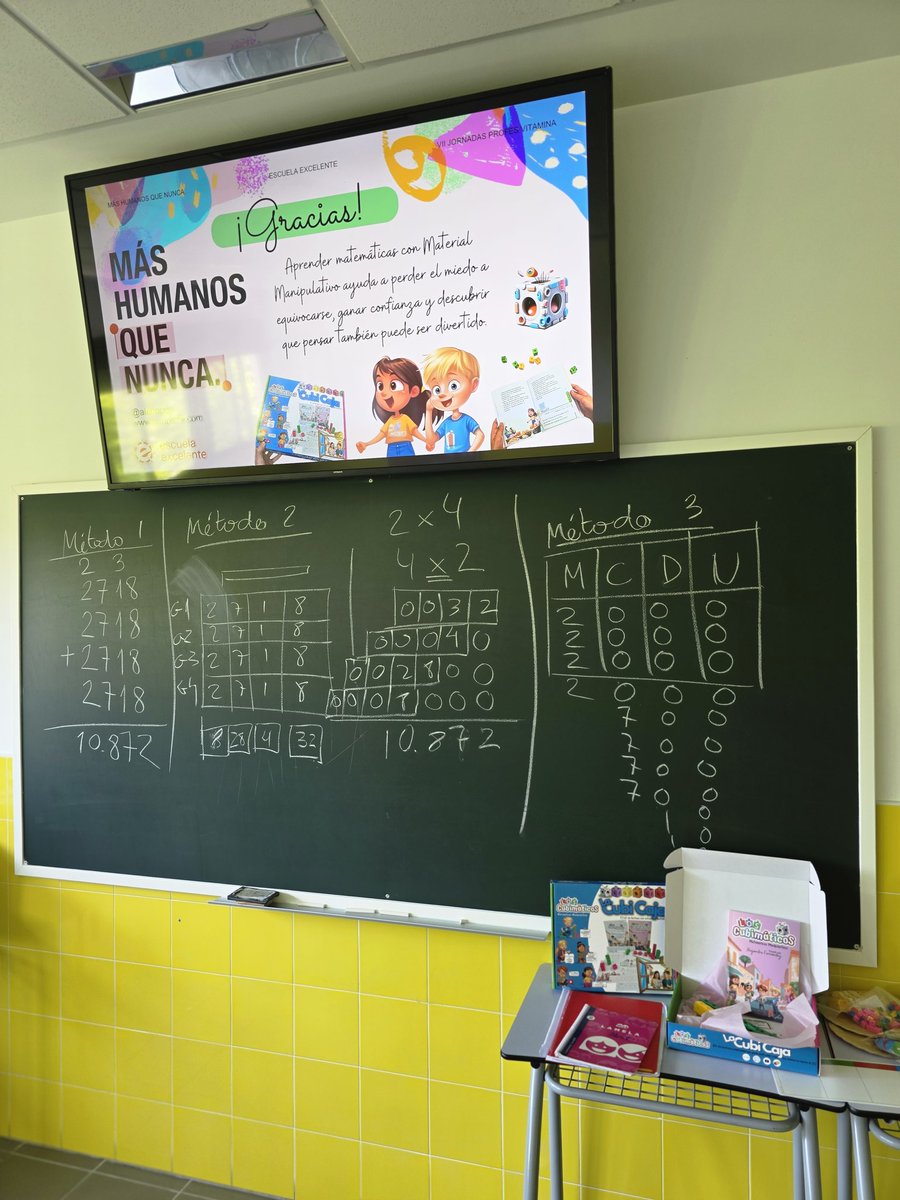 Esas mesas y esas pizarras llenos de métodos y material manipulativo para explicar el #MétodoSingapur de #Matemáticas con un montón de #ProfesVitamina
Gracias a todos por el ratito y sobre todo a <a href="/EExcelente/">Escuela Excelente (AMICE)</a> 
¡Increíble!❤️