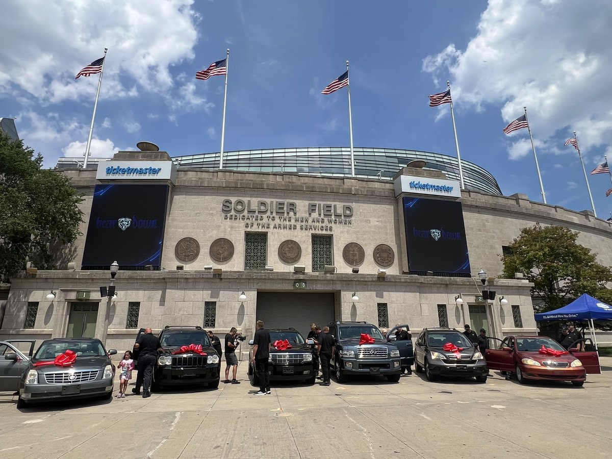 SoldierField's tweet image. Today, #ProjectSpark proudly presented vehicles to our deserving veterans outside of Soldier Field! 

A heartfelt thank you to Midas for their unwavering support of our veterans and for choosing our venue to host this incredible event.