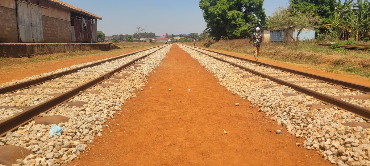 RailwaysUganda's tweet image. Eyalama Tororo, Mulembe Mbale , Meso Kumi. Comrades, have you seen the Iron "snake" with ballast toppings? The Tororo - Gulu railway line is taking shape. After its completion, in addition to facilitating trade, the line will connect communities along its path, like it once did.