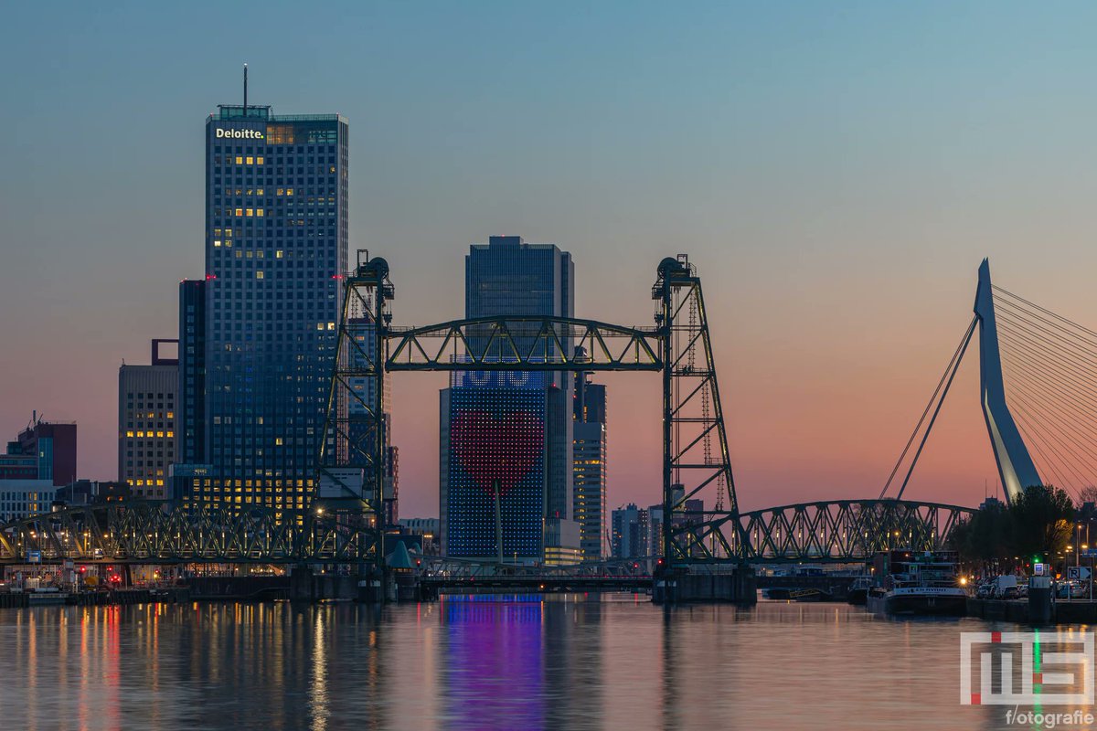 De Hef in Rotterdam by Night tijdens de zonsondergang

#architecture #rotterdam #fotograaf #photographer #skyline #cityscape #sunrise #nightphotography #nightphoto #weerfoto #zonsondergang

Meer op: ms-fotografie.nl