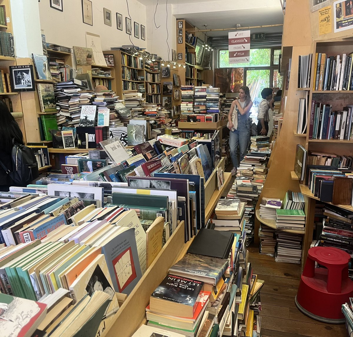 FrankmcnallyIT's tweet photo. If you look hard, you can see the man behind the counter. https://t.co/GhIXxSmUrV