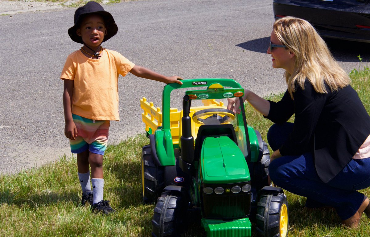 JocelynBenson's tweet image. I had the chance to visit Avalon Village and spend time with Shamayim “Mama Shu” Harris, a true force for good. Her vision, grit, and love for her community turned a dream into a thriving neighborhood hub. Her organization is turning once abandoned homes into homework houses,…