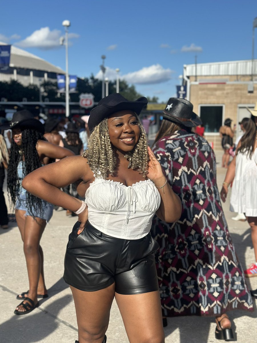 stefffknee's tweet photo. make it look so good, cowboys justify it 🤠🤭

#Beyonce #CowboyCarterTour #CowboyCarterTourHouston https://t.co/VrQyUUxeKN
