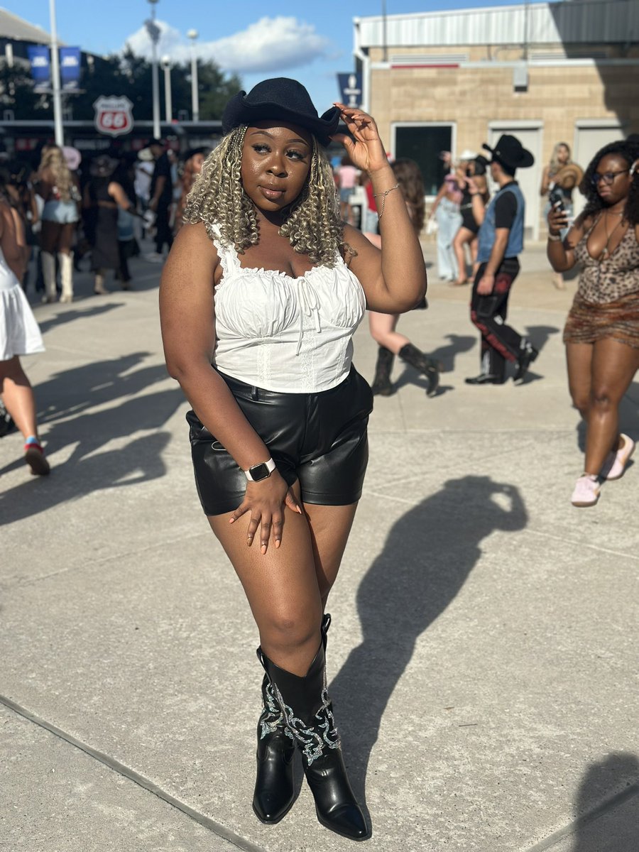 stefffknee's tweet photo. make it look so good, cowboys justify it 🤠🤭

#Beyonce #CowboyCarterTour #CowboyCarterTourHouston https://t.co/VrQyUUxeKN
