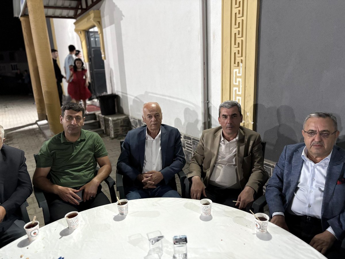 AkPartiGuroymak's tweet photo. 📍#Güroymak
İlçe Başkanımız Sn.@Nihat_yvz Belediye meclis üyemiz Sn. Mehdi SUBAŞI ve teşkilat mensuplarımız ile birlikte,
#ERAT & #ÇETİNSOY ailelerinin düğün merasimine katılım sağladılar.
@abuyukgumus
@T_Bedirhanoglu
@avkadirkstekci
@RamazannArkan
@MustafaAlkayis https://t.co/pm8nf5TIcF