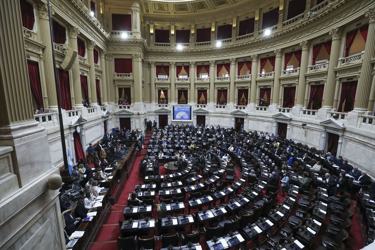 Juli_Strada's tweet photo. Así. La mitad de la Cámara vacía.
La mayor parte del quórum garantizado por los peronistas de UxP. 
Temas: Garrahan, salud pediátrica y Universidades. 
Faltazo: LLA, PRO, radicales con peluca y peronistas de los nuevos provincialismos amigos de Milei. https://t.co/neEQAsIiEA