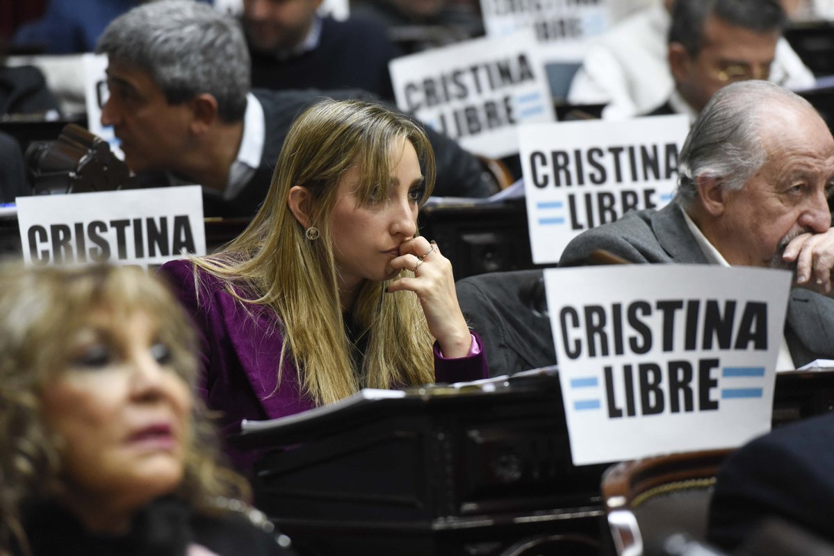 Juli_Strada's tweet photo. Así. La mitad de la Cámara vacía.
La mayor parte del quórum garantizado por los peronistas de UxP. 
Temas: Garrahan, salud pediátrica y Universidades. 
Faltazo: LLA, PRO, radicales con peluca y peronistas de los nuevos provincialismos amigos de Milei. https://t.co/neEQAsIiEA