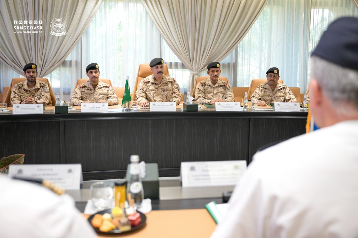 sanggovsa's tweet image. قائد قيادة المدفعية والدفاع الجوي بـ #وزارة_الحرس_الوطني اللواء الركن ثامر الزهراني، يستقبل رئيس مكتب الشرق الأوسط وأفريقيا للمديرية الدولية للإدارة العامة للتسليح الفرنسي (DGA) العميد المهندس &quot;فريدريك دودية&quot; والوفد المرافق له.