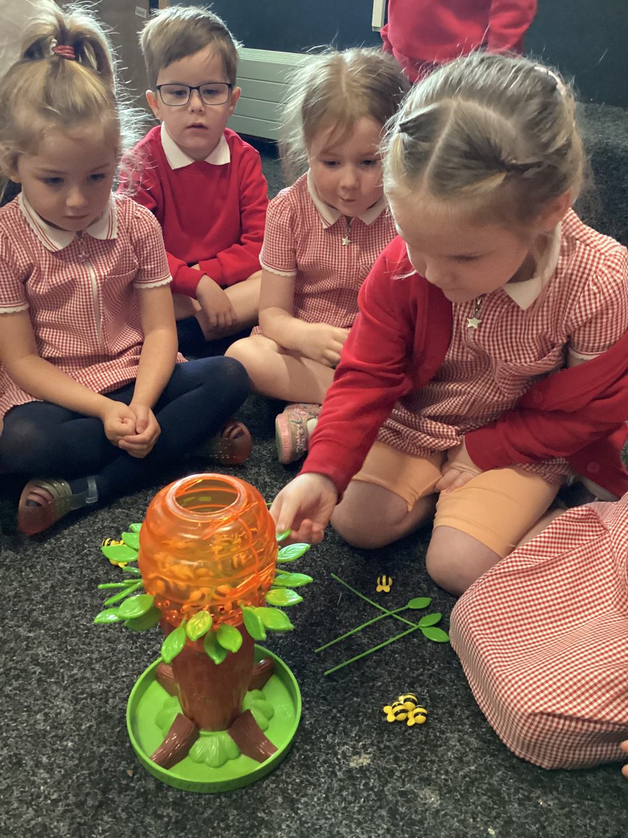 PCPNursery's tweet image. We played a game of ‘Honey Tree Hive’. We had to carefully remove leaves from the tree without making the bees fall from their hive. It was a great way to help us practice the concepts of more and less and adding on one more #pcpmaths