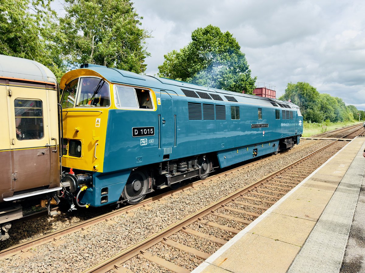 Iskra1234's tweet image. A glorious afternoon behind D1015 Western Champion from Carlisle to Crewe via Settle courtesy of @Vintag_Trains . A stunning journey, comfortable carriages and a very hospitable onboard crew. I’ll be back 😀