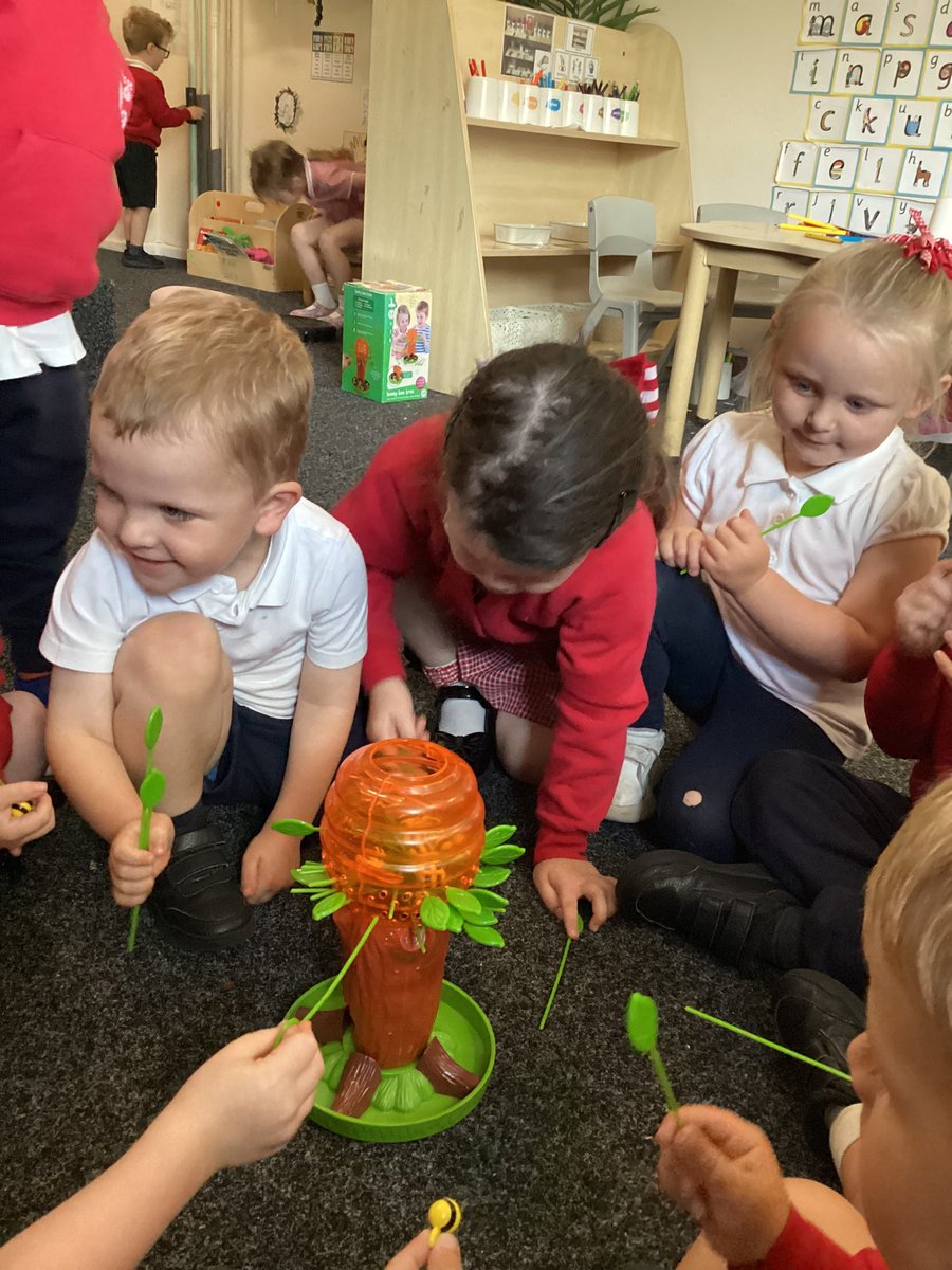 PCPNursery's tweet image. We played a game of ‘Honey Tree Hive’. We had to carefully remove leaves from the tree without making the bees fall from their hive. It was a great way to help us practice the concepts of more and less and adding on one more #pcpmaths