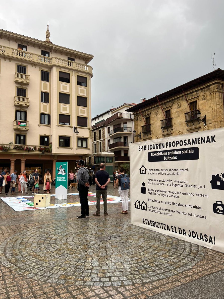 EHBilduZarautz's tweet photo. Zarautzen ere etxebizitzarena da herriaren arazo nagusietako bat, eta herritarren kezka nagusietako bat. 

Etxebizitza duina izatea eskubide bat da.

#EtxebizitzaEzDaJolasa 
#Zarautz https://t.co/Vz4T2BQWeT