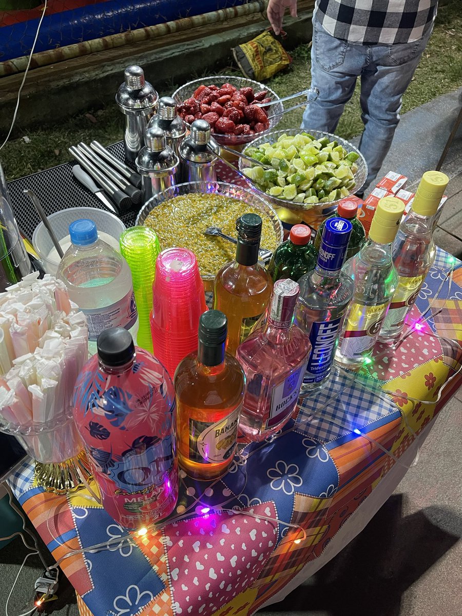 Ntramos06's tweet image. R$200,00 OPEN BAR DE CAIPIRINHA E CAIPIVODKA COM DIREITO A 4 HORAS DE FESTA! POUCAS DATAS DISPONÍVEIS RESERVE JÁ A SUA ! 🍸🥳🎉