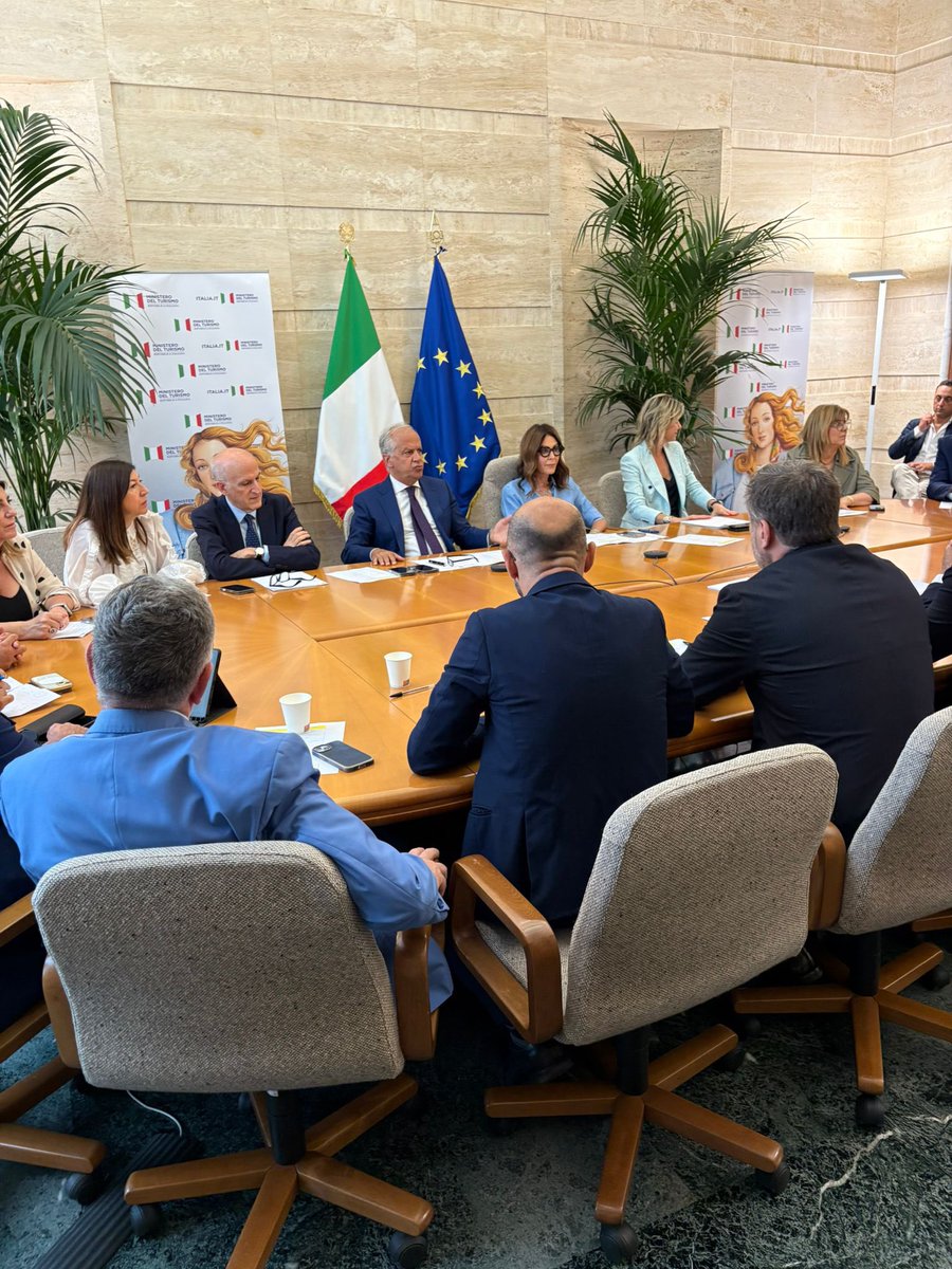 Ministero del Turismo (@mturismoitalia) on Twitter photo Insediato oggi il Tavolo interministeriale su gestione e sicurezza dei flussi turistici, presieduto dai ministri <a href="/DSantanche/">Daniela Santanchè</a> e <a href="/Piantedosim/">Matteo Piantedosi</a> con i rappresentanti dei comuni firmatari della Carta d’Amalfi. Insediato oggi il Tavolo interministeriale su gestione e sicurezza dei flussi turistici, presieduto dai ministri <a href="/DSantanche/">Daniela Santanchè</a> e <a href="/Piantedosim/">Matteo Piantedosi</a> con i rappresentanti dei comuni firmatari della Carta d’Amalfi.