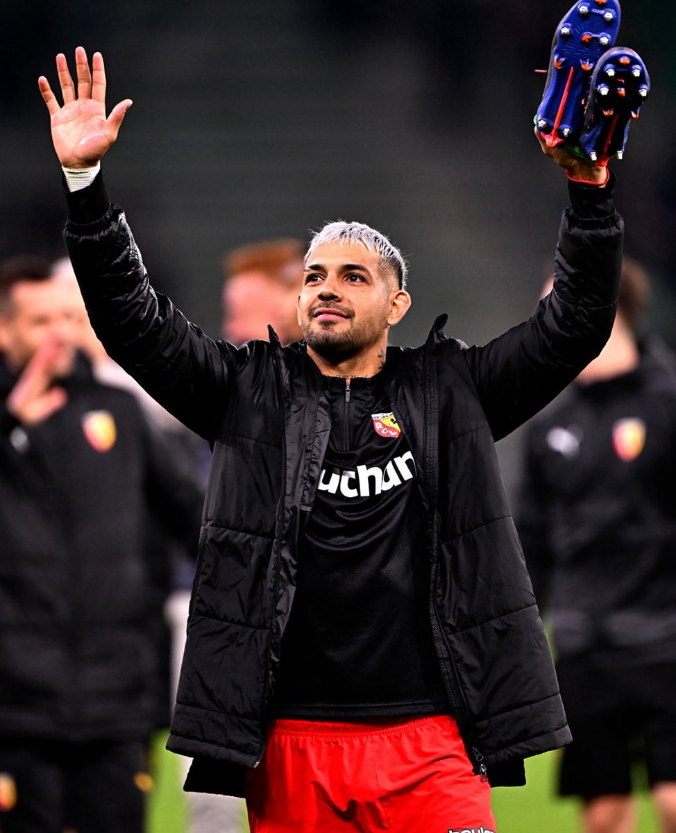 lbpubliclensois's tweet photo. 💬 Le message d’adieu bouleversant de Facundo Medina aux supporters du RC Lens 🥹💔🇦🇷 :

« L’adaptation à l’Europe, quand on est un joueur sud-américain qui n’a connu que sa terre natale, n’est pas toujours simple. À Lens, loin de la chaleur argentine, alors que je laissais ma proches et mes amis à Buenos Aires, j’ai trouvé une famille. Un endroit où, le soleil, s’il ne se montre que rarement dans le ciel nordiste, irradit partout tant ce peuple est chaleureux, généreux et donnera tout ce qu’il peut pour que vous vous y sentiez bien. Et que dire de Bollaert et du public lensois. Je ressens tellement de gratitude pour tout cet amour qu’il n’existe pas de mot assez fort pour l’exprimer. J’ai les yeux mouillés quand je repense à toutes les émotions que nous avons vécues ensemble. Je ne les oublierai jamais. Coéquipiers, staffs, supporters, salariés du club : merci du fond du cœur à tous ceux qui ont fait de mes 5 ans à Lens une aventure exceptionnelle. Lensois, je vous aime. »