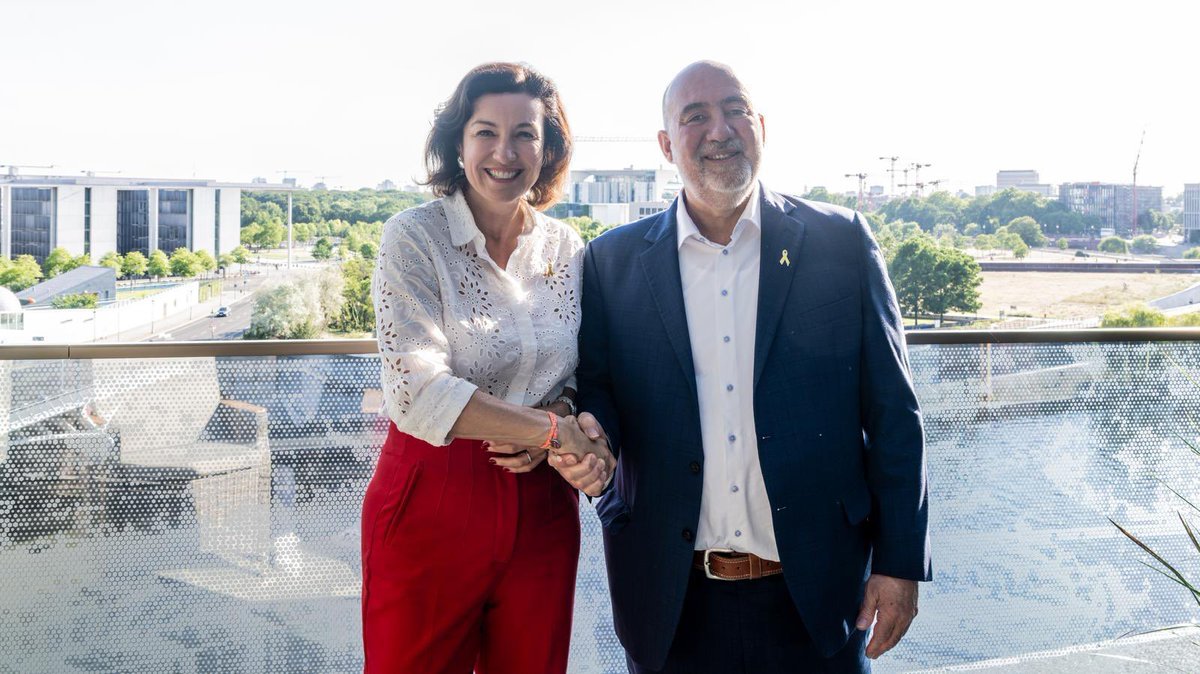 Ron_Prosor's tweet image. Intensiver Austausch mit Ministerin @DoroBaer über digitale Innovation, Zukunftstechnologien, Start-ups, Cybersicherheit und die 🇮🇱🤝🇩🇪 Partnerschaft in der Forschung.
Ein wichtiges Thema war das Weizmann Institute of Science, das durch iranische Angriffe massiv zerstört wurde.…