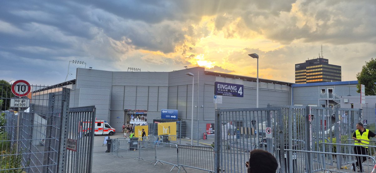 Joergemann's tweet photo. Als Zaungast hört man ganz gut @BillyIdol #Wiesbaden #BritaArena https://t.co/K08sBdl1jz