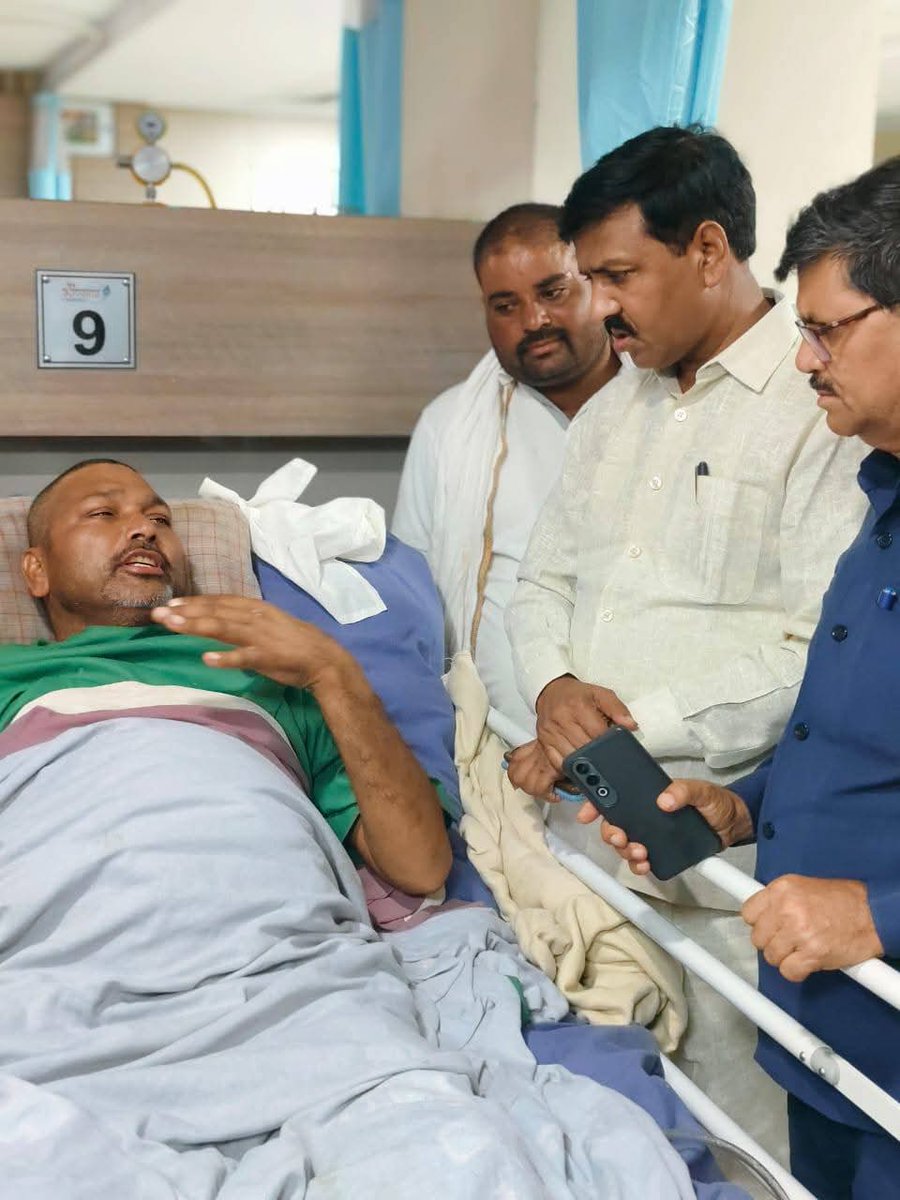 आपने कहा अब आपको अपनी बात पर अटल रहना हैं कि नहीं ये आप खुद तय करोगे 

बहुजन समाज पार्टी उज्जैन के पूर्व जिला अध्यक्ष श्री धन्नालाल सोलंकी जी से आज BSP  के प्रदेश प्रभारी CP सिंह जी के साथ प्रदेश अध्यक्ष ने मुलाकात की। 

और उनका हाल-चाल जाना और आर्थिक रूप से उनकी मदद की आप सभी से