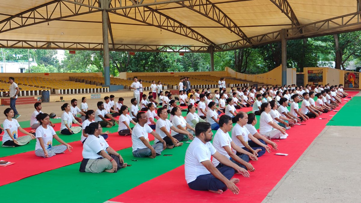 RCFC_ER's tweet photo. Celebration of 11th International Day of Yoga at Jadavpur University on 21st June, 2025. The event gathered more than 300 participants. Distribution of  Neem, Ashwagandha, Arjun etc. under the initiative of Harit Yoga. @nmpb1
#OneEarthOneHealth 
#YogaDay2025 https://t.co/tfNWiUI1ku