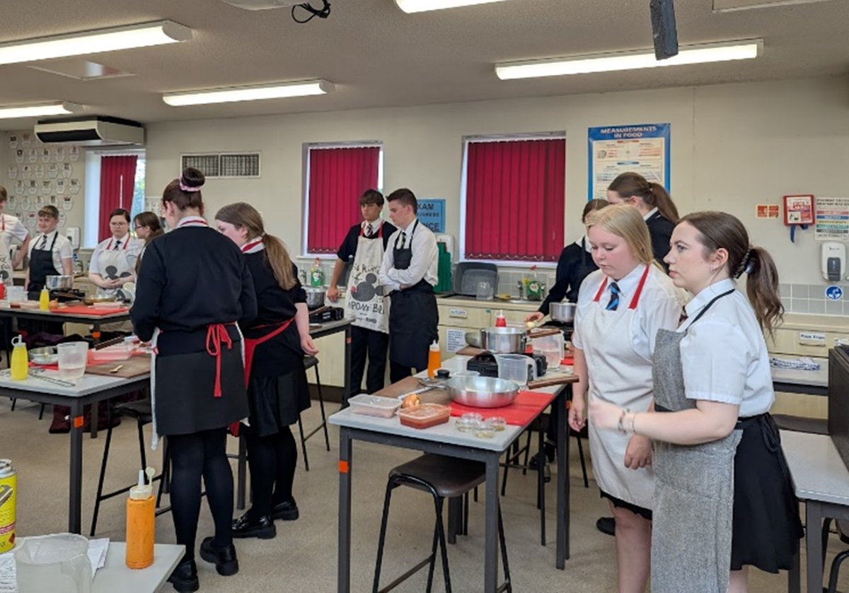 👨‍🍳 Cheffing with Chef Steve! 🍛
We had the pleasure of welcoming Chef Steve Heap into our Hospitality &amp; Catering dept to deliver a Culinary Arts experience for our Y9 &amp; 10 students.  Well done to everyone who cooked an authentic Murgh Masala curry &amp; pilau rice and  poppadoms 👏