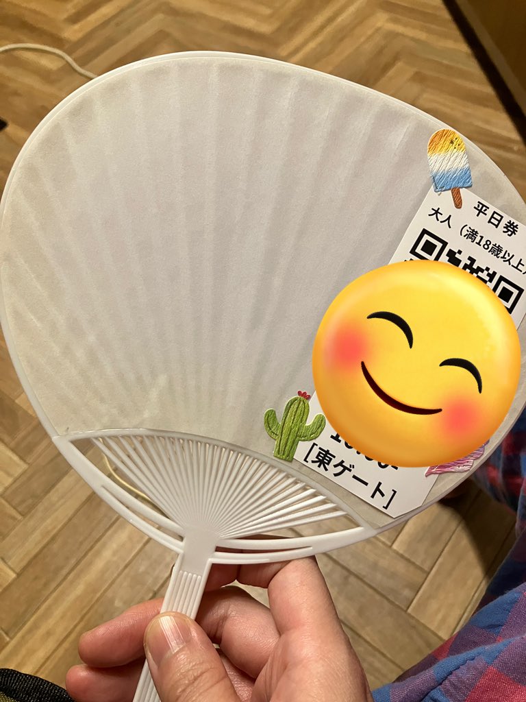 marie__west's tweet photo. ファミマワークネットプリントアプリを使って、ミニ版を作りました🌎
写真印刷(シール)大きい方のサイズ
少しはみ出るので下部を✂️で加工

裏にはID☆
空きスペースにハンコを押す予定

準備の時間が無い
近所にセブイレしか無い
うちわは小さいのにしたい
結果こんな感じ

ありがとうございます🙏🏻!! https://t.co/avYxMLX3RX