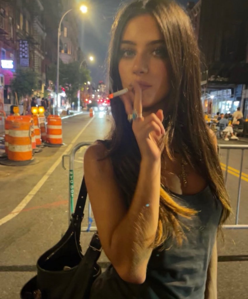 Zvbear's tweet photo. The type of girl you lose and think about even when you are sleeping with your girlfriend https://t.co/8OyZt5PAio