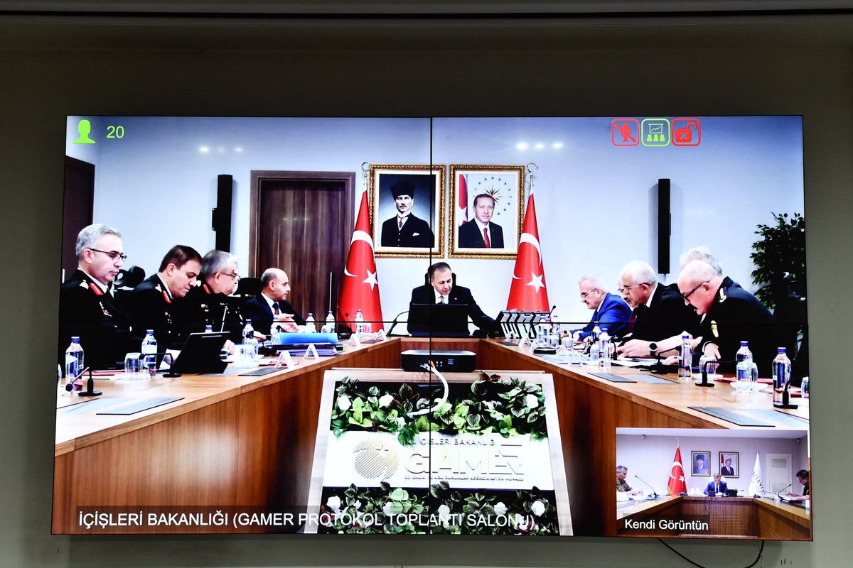 📌 İçişleri Bakanı Sayın Ali Yerlikaya’nın başkanlığında, valilerin katılımıyla Video Konferans Sistemi (VKS) üzerinden toplantı gerçekleştirildi.

📍 Toplantıya ilimizden; Valimiz Kemal Çeber, İl Jandarma Komutanı Tümgeneral Halil Şen ve İl Emniyet Müdürü Celal Özcan  katıldı.