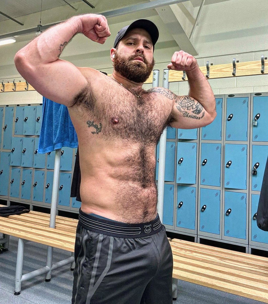 “𝐅𝐞𝐥𝐭 𝐩𝐮𝐦𝐩𝐞𝐝 𝐚𝐧𝐝 𝐛𝐮𝐥𝐤—𝐧𝐨 𝐬𝐢𝐱-𝐩𝐚𝐜𝐤 𝐭𝐡𝐨𝐮𝐠𝐡… 𝐛𝐮𝐭 𝐰𝐡𝐨 𝐜𝐚𝐫𝐞𝐬? 𝐈’𝐯𝐞 𝐠𝐨𝐭 𝐨𝐧𝐞 𝐩𝐚𝐜𝐤 😏💪🏻🐻🔥☀️ #flex #wednesday #hairy #motivation #gym #bulk #instamood #guyswithbeard #guyswithtattoos #bear