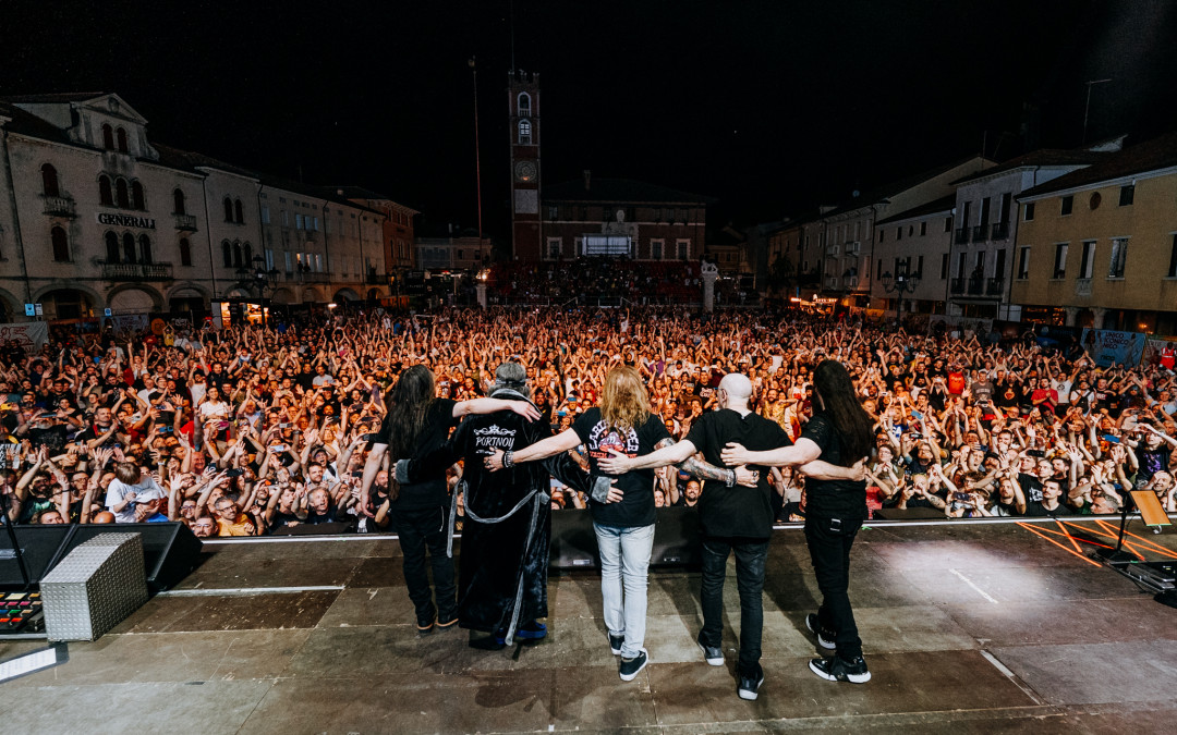 Rockin’ in the castle square in Marostica! 🏰 🤘🇮🇹 

📸 @workbywolfe