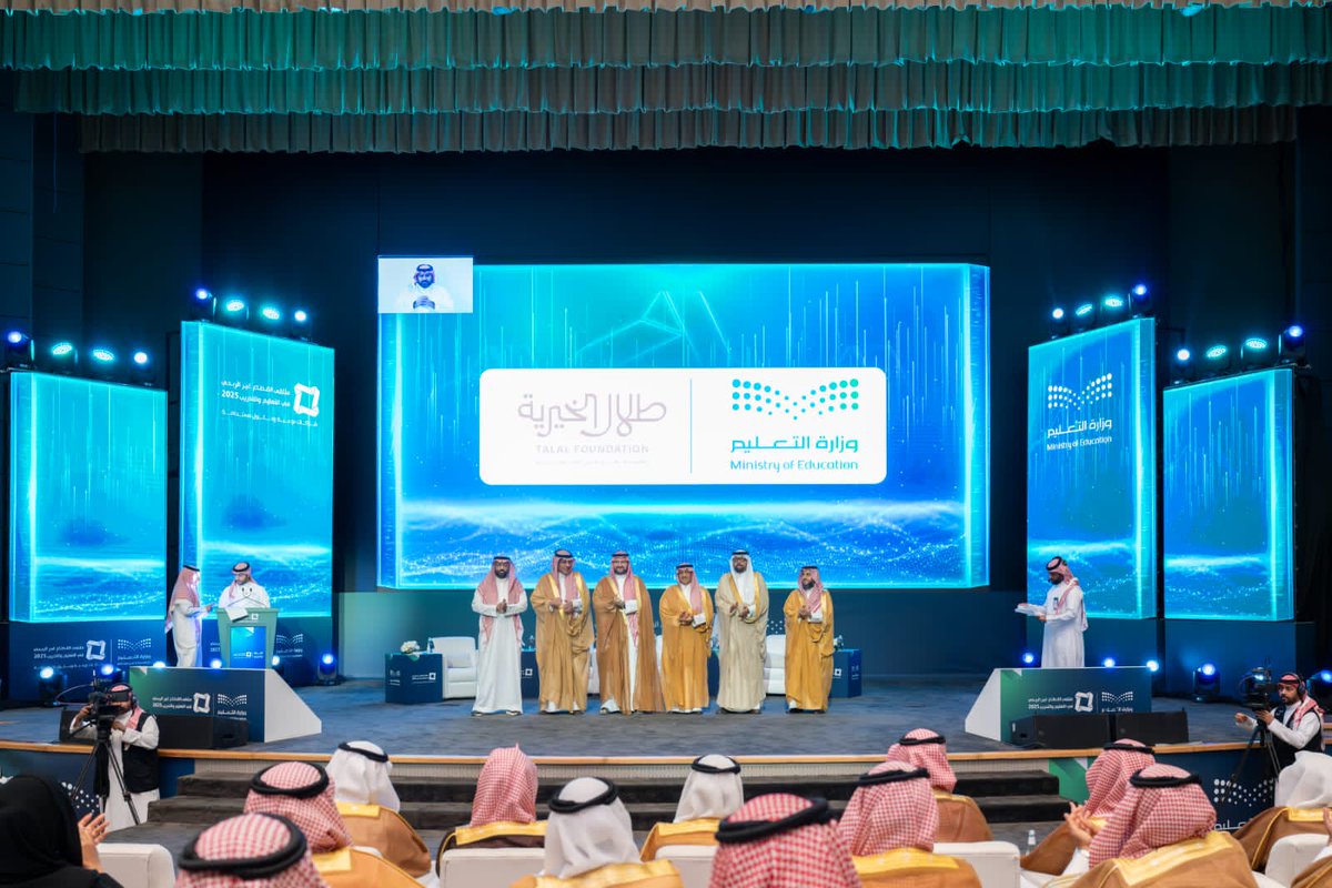 AAzizTalal's tweet image. في ملتقى القطاع غير الربحي في التعليم والتدريب، وبحضور معالي وزير التعليم، أطلقنا دراسة أعدتها #طلال_الخيرية بالتعاون مع الوزارة، لتشخيص واقع رياض الأطفال التابعة للقطاع غير الربحي.
الدراسة تسعى لتمكين هذه الروضات بالتشريعات، والمناهج، والكفاءات، والتمويل المستدام.…