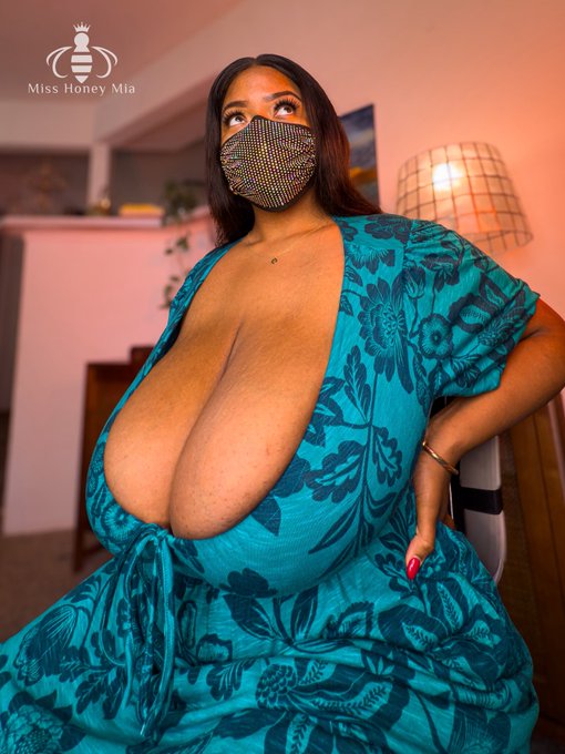 Watch Miss Honey Mia's leaked NSFW photo on TwXstars