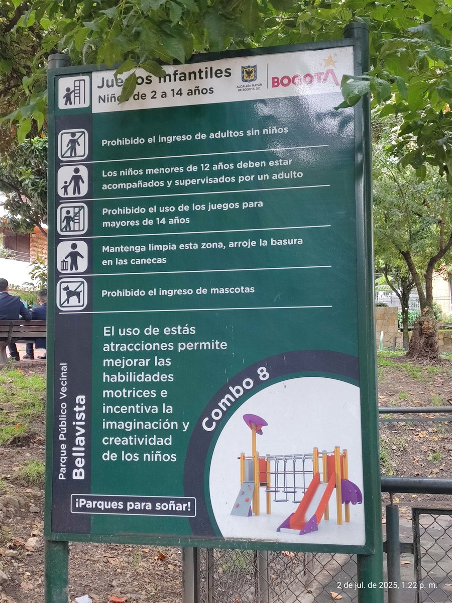 HeyEstaNina's tweet photo. Muy linda la intención de @Bogota al donar parques infantiles de esta categoría en los diferentes barrios; pero ¿Cada cuanto les hacen aseo y mantenimiento?ese material huele raro y está lleno de moho.
¿Es seguro llevar a los niños allí? https://t.co/TzZCdqszMc