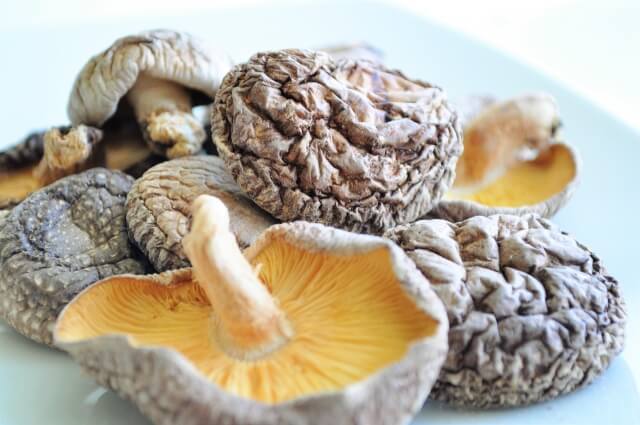 ビタミンDの効果💚
骨強化、筋力維持、免疫力アップ
風邪やインフルエンザ予防や悪化予防

含む食材
鮭、鰤、鯵、秋刀魚、しらす干し、卵黄
干し椎茸、エリンギ他

💚日光(夏は木陰30分)を浴びれば皮膚で合成

🍀but過剰摂取で軟組織の石灰化他
不足で骨軟化症、免疫力低下、動脈硬化