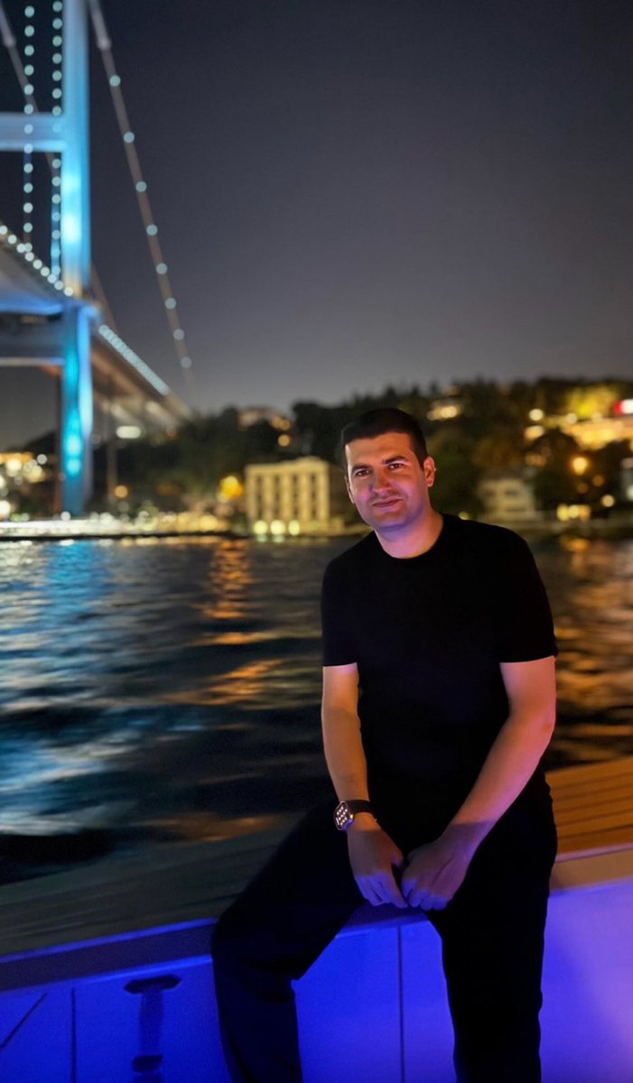 Hilâl KATUN (@hilal_katun) on Twitter photo "Çağ’ın Kürşat’ı: Ahmet Yiğit Yıldırım ( <a href="/ayyildirim1/">Ahmet Yiğit Yıldırım</a> )”
Zaman değişir, ama ruh aynıdır.
Bugün…
Zamanın rengi değişti, zırhlar yerini fikir zırhına, kılıçlar yerini kaleme, kürsüye ve inanca bıraktı.
Ama Kürşat’ın ruhu hâlâ aramızda.
O ruh, şimdi Ahmet Yiğit Yıldırım’da "Çağ’ın Kürşat’ı: Ahmet Yiğit Yıldırım ( <a href="/ayyildirim1/">Ahmet Yiğit Yıldırım</a> )”
Zaman değişir, ama ruh aynıdır.
Bugün…
Zamanın rengi değişti, zırhlar yerini fikir zırhına, kılıçlar yerini kaleme, kürsüye ve inanca bıraktı.
Ama Kürşat’ın ruhu hâlâ aramızda.
O ruh, şimdi Ahmet Yiğit Yıldırım’da